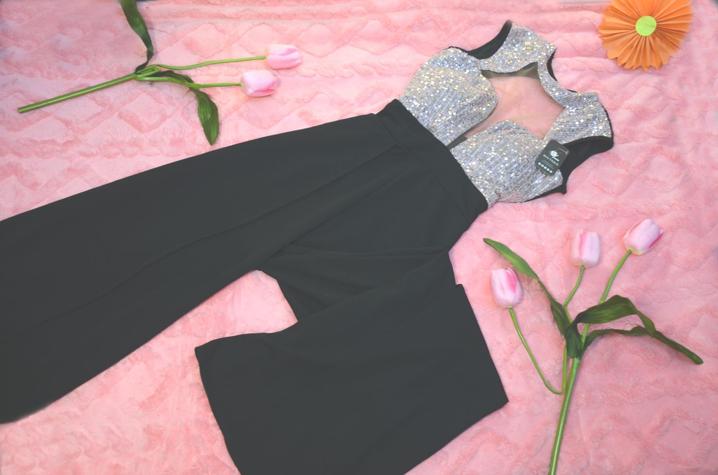 CUELLO ALTO ESCOTE ESPALDA NGRO CON ROSA