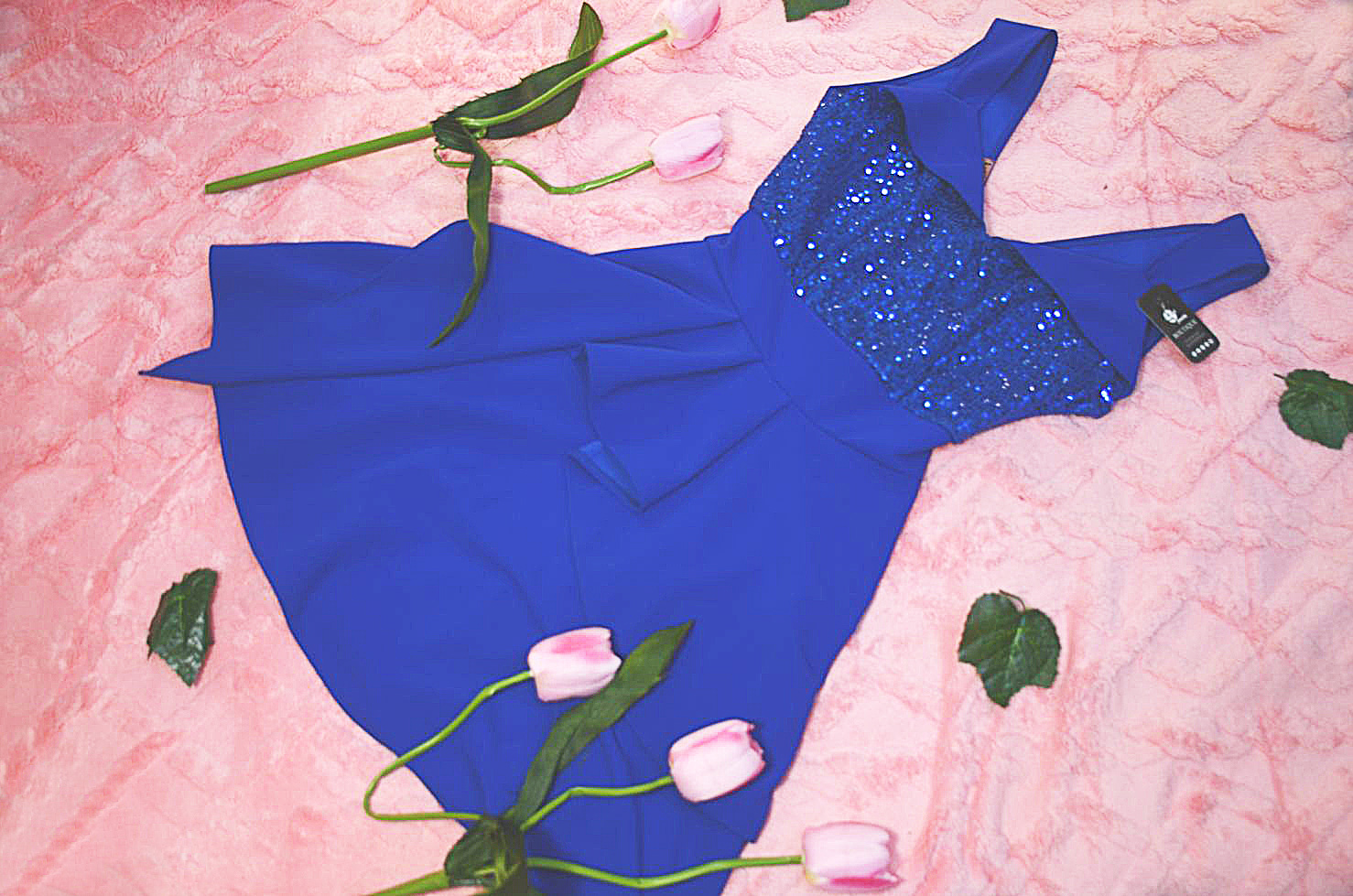 CUELLO V DOBLADO CON LENTEJUELA AZUL PASTEL